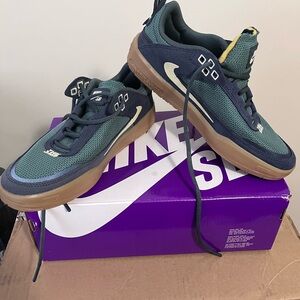 Nike Forest SB Day one. Big kids 7y women’s 8.5 Athletic Shoes